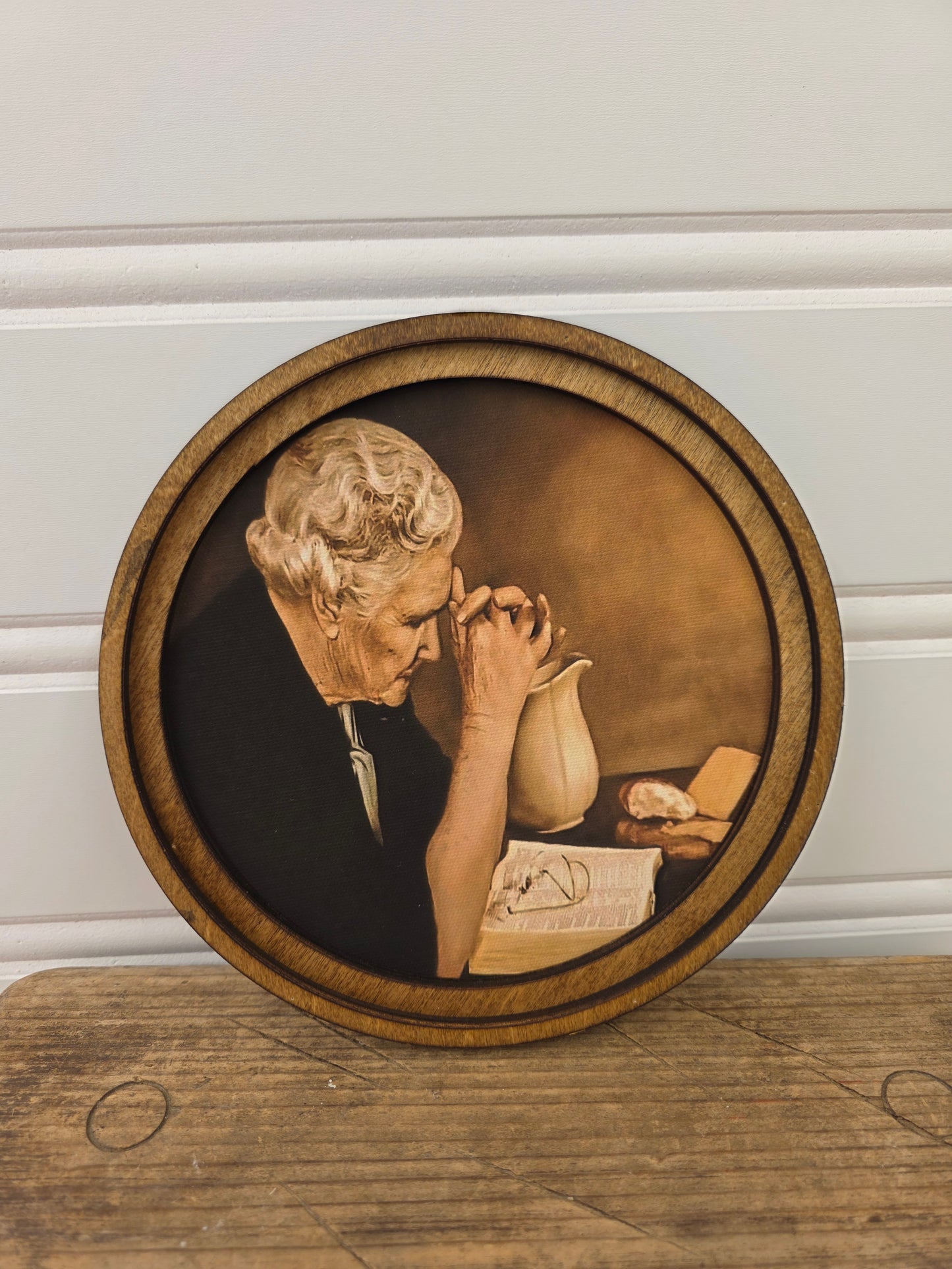 8" circle praying woman
