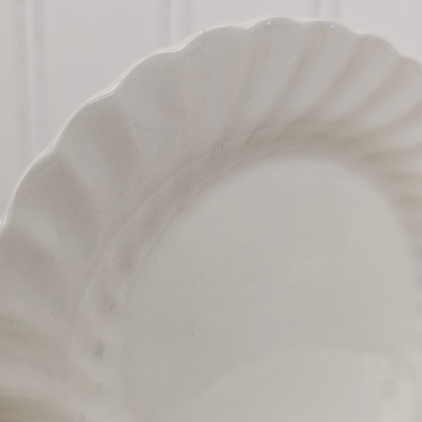 Set of 3 glossy white swirl saucers - Johnson Brothers, England