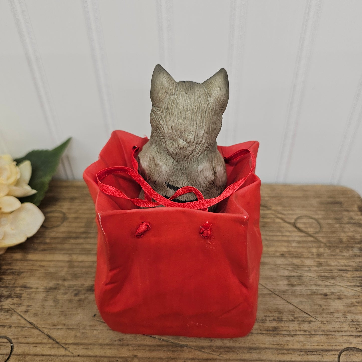Ceramic cat in a bag music box, 1990 Lesley Anne Ivory, taiwan