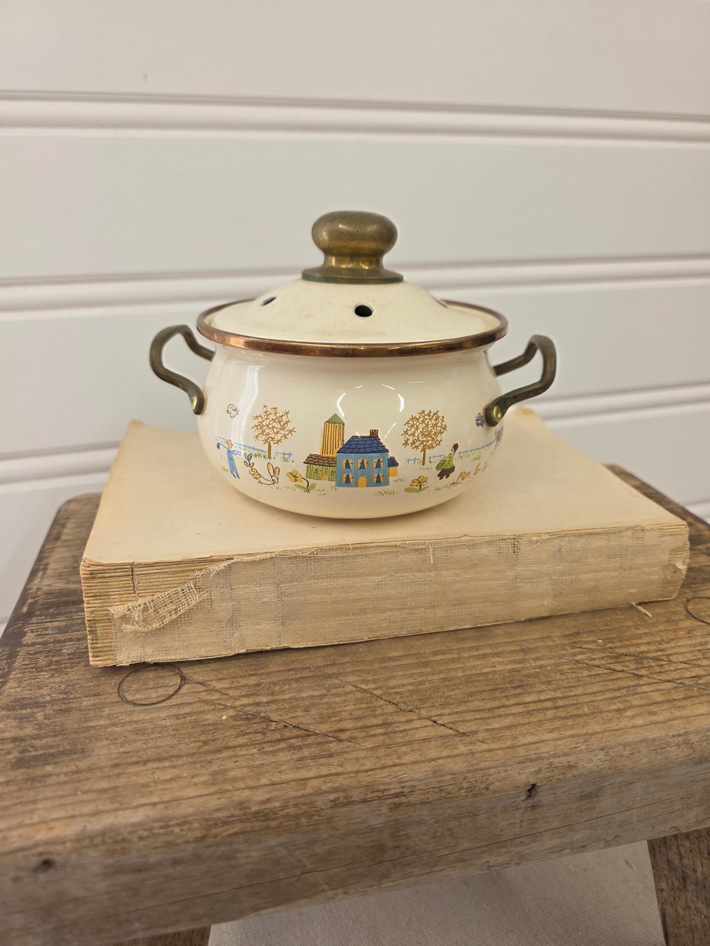 Lincoware enamel country design pot