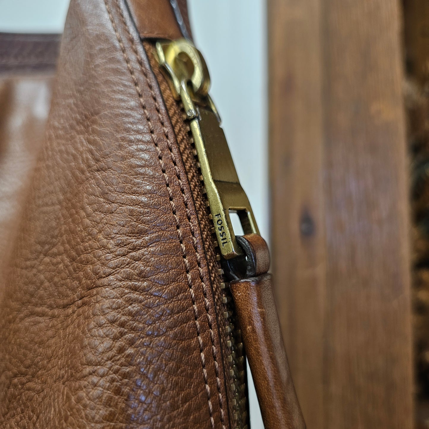 Fossil brown leather purse, has longer crossbody strap broken