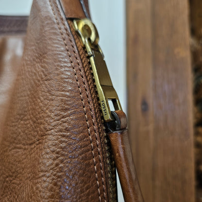 Fossil brown leather purse, has longer crossbody strap broken