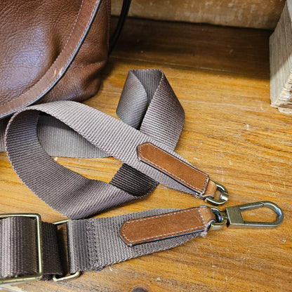 Fossil brown leather purse, has longer crossbody strap broken