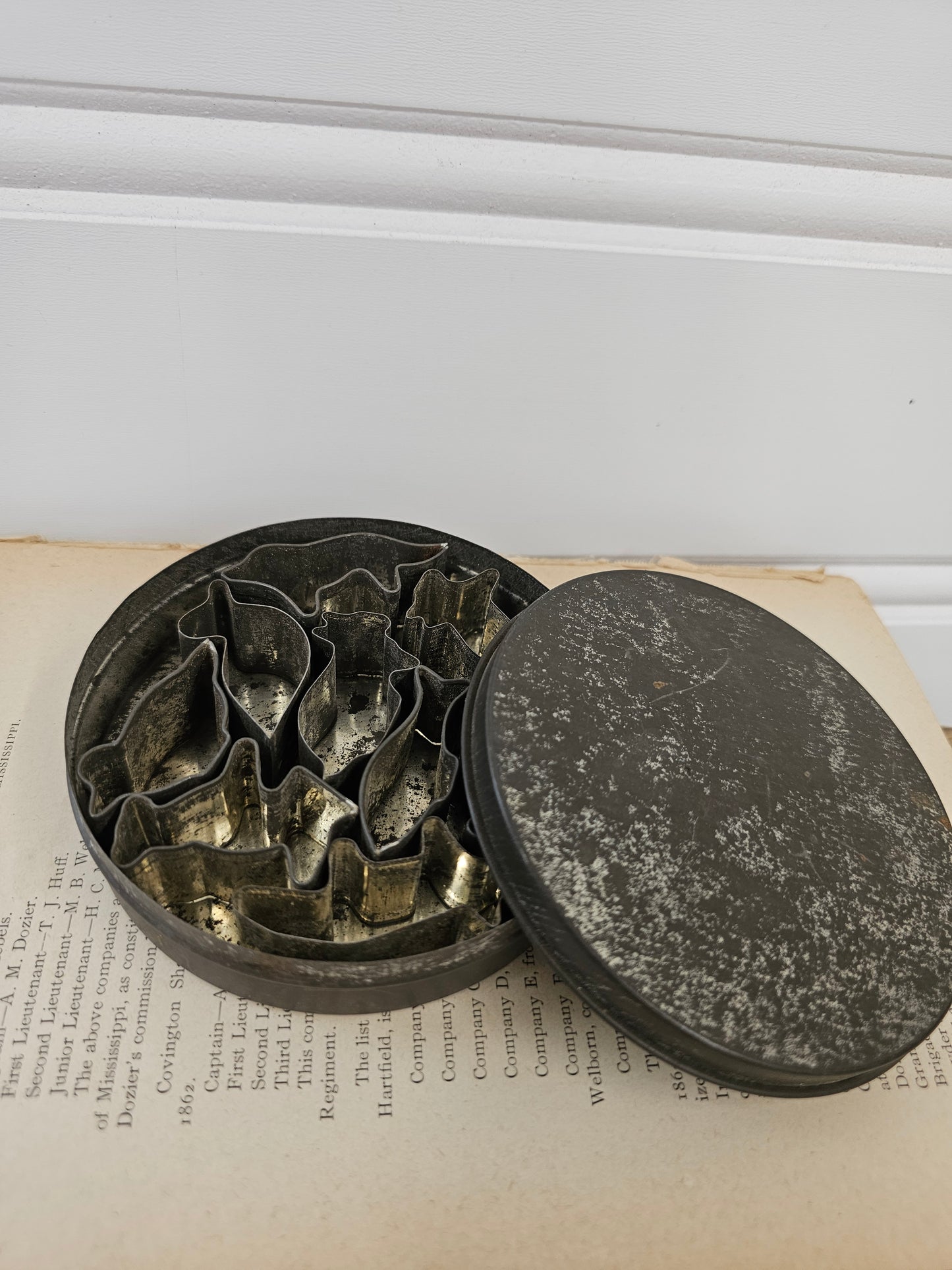 Small Metal Tin of 9 Animal vintage canape cutters