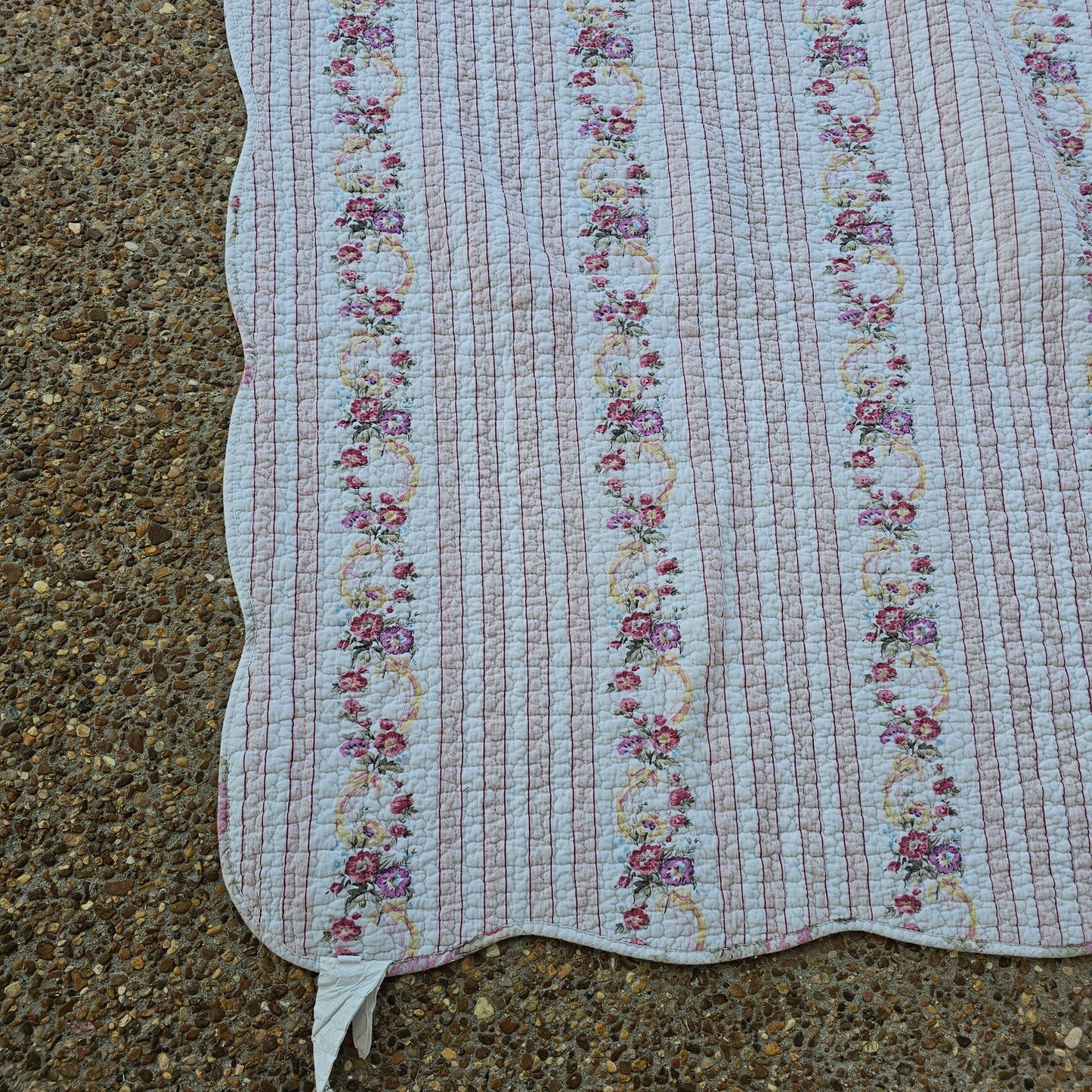 Floral scalloped edge quilt approx 85" x 85"