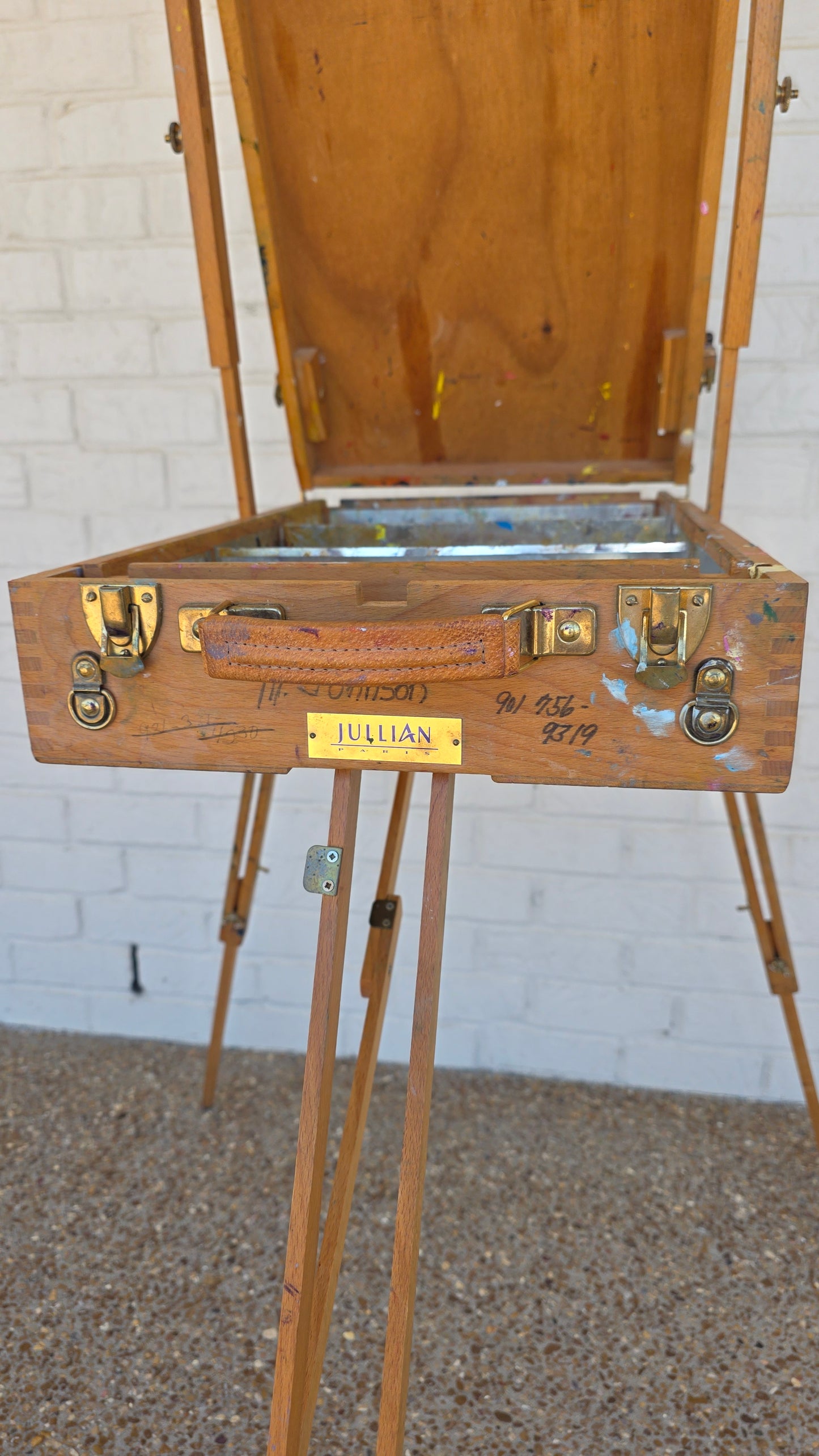 vintage Jullian Paris portable tripod art case / Easel