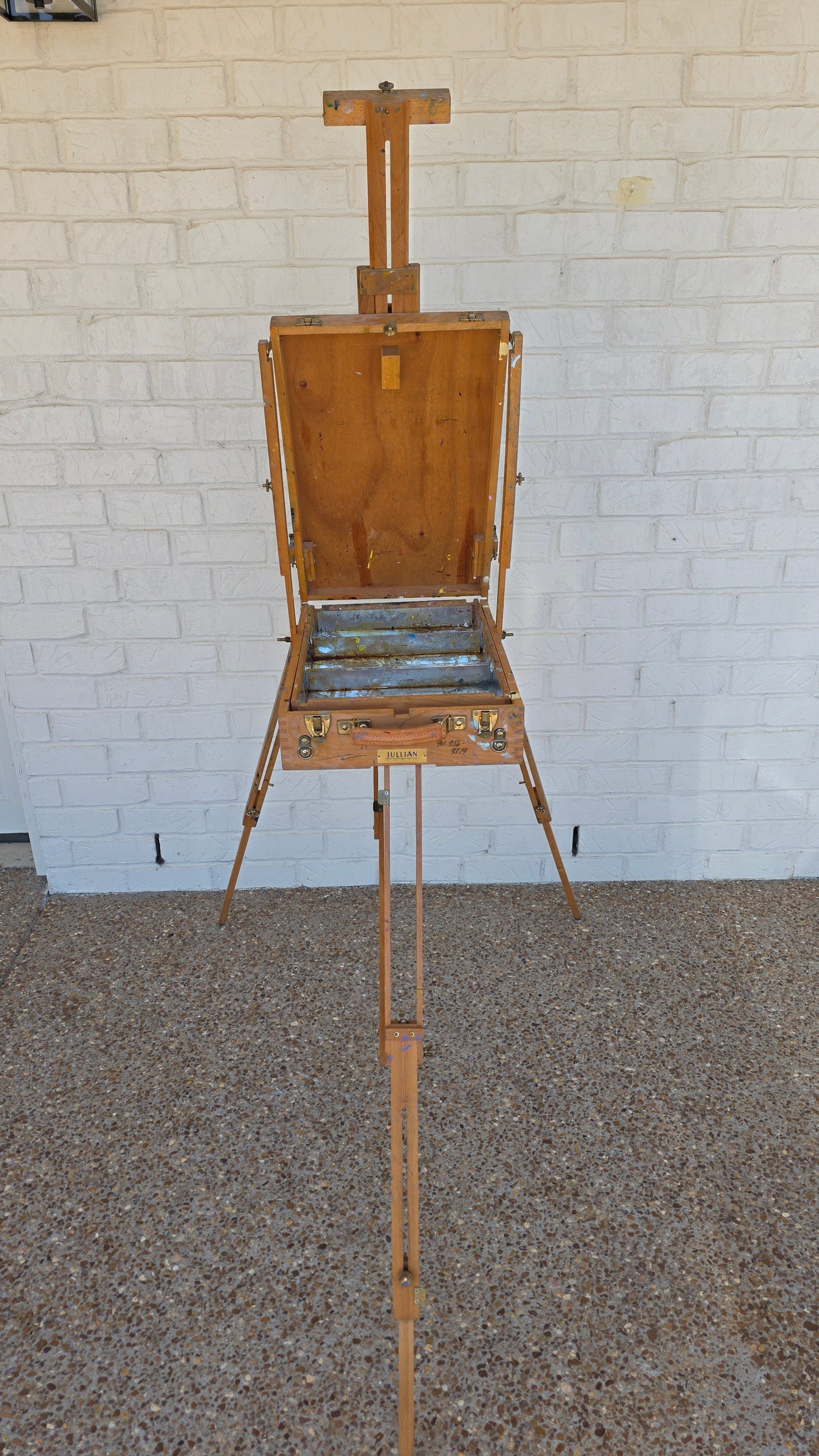 vintage Jullian Paris portable tripod art case / Easel