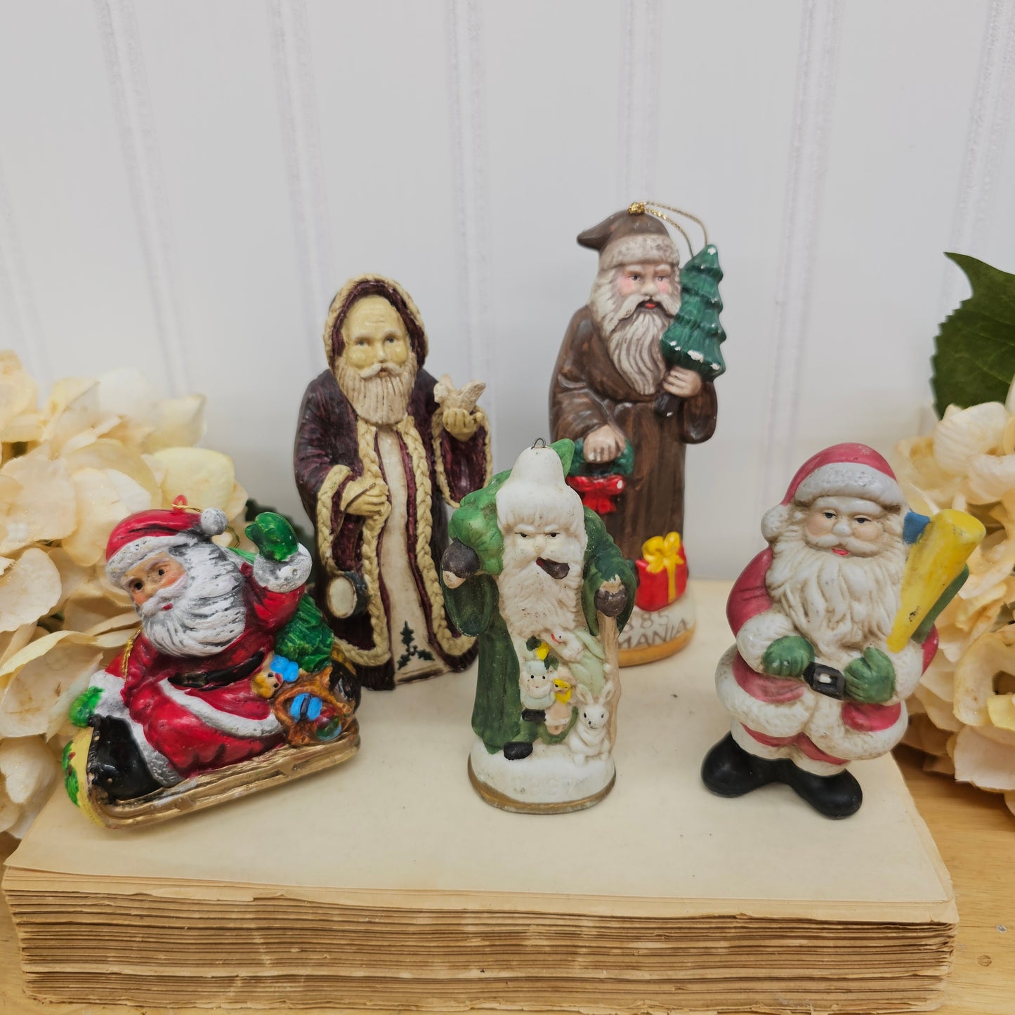 Set of 5 ceramic Santa ornaments and figurines
