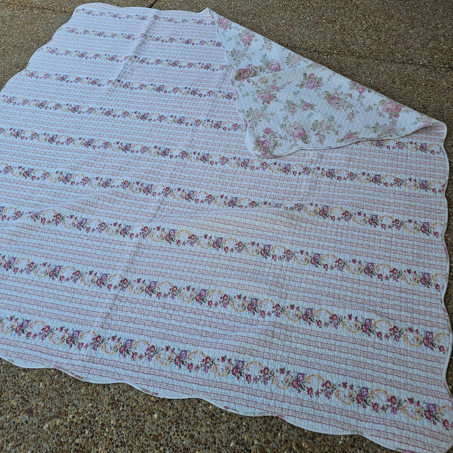Floral scalloped edge quilt approx 85" x 85"