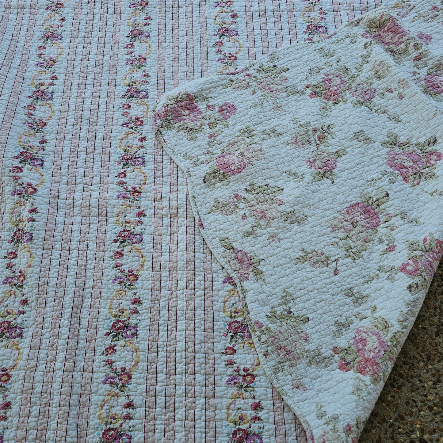 Floral scalloped edge quilt approx 85" x 85"