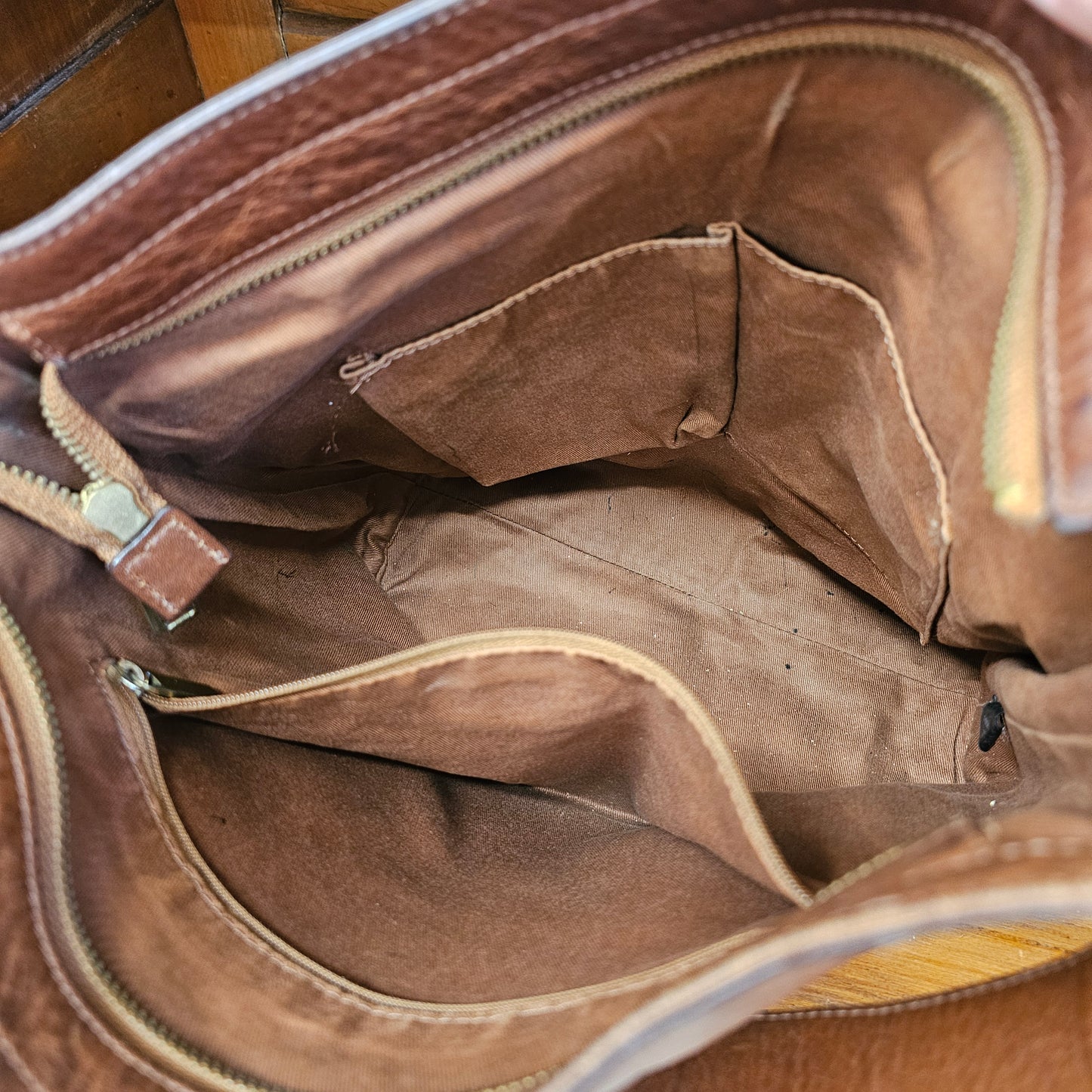 Fossil brown leather purse, has longer crossbody strap broken