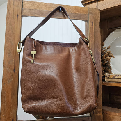 Fossil brown leather purse, has longer crossbody strap broken